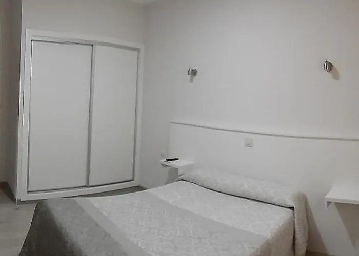 אכסניה Arias *